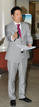 ▲ 방송인 강병규가 21일 열린 첫 공판 직후 자신이 제출한 고소장 접수 내역을 공개하고 있다. ⓒ 뉴데일리