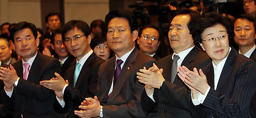 ▲ 민주당 상임고문인 한명숙 전 총리가 21일 서울시장 출마를 공식 선언했다. 이날 서울 프레스센터에서 열린 출마선언 기자간담회에서 김진표(왼쪽부터) 최고위원, 안희정 최고위원, 송영길 최고위원, 정세균 대표, 한명숙 전 총리가 내빈 소개에 박수를 치고 있다 ⓒ 연합뉴스