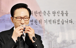 ▲ 이명박 대통령이 19일‘천안함 희생장병 추모 라디오ㆍ인터넷 연설’에서 희생된 장병들의 이름을 한명씩 부르며 눈물을 흘리고 있다 ⓒ 연합뉴스