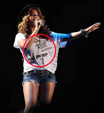 ▲ 욕설이 담긴 티셔츠 입고 무대에 오른 비욘세놀즈
