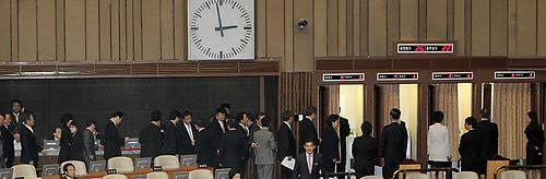 ▲ 21일 오후 국회 본회의에서 국회의원들이 처음으로 실시되는 전자 무기명투표를 하고 있다 ⓒ 연합뉴스