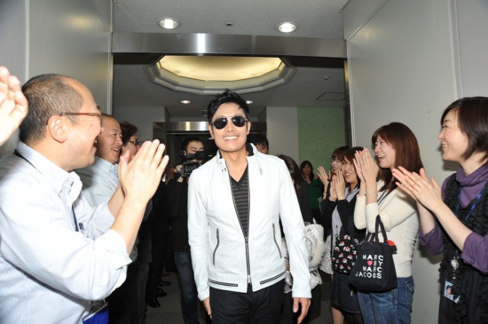 ▲ 이병헌의 등장에 환호성을 지르고 있는 TBS 직원들. ⓒ 뉴데일리