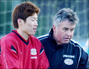 ▲ 히딩크 감독과 박지성 ⓒ 스포츠조선