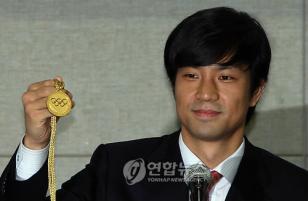 ▲ IOC위원 배지를 든 문대성. ⓒ 연합뉴스