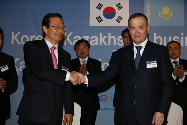 ▲ 강영원 석유공사 사장(왼쪽)과 카이르겔디 카빌딘 카자흐스탄 국영석유사 사장이 22일 서울 소공동 롯데호텔에서 전략적 협력관계를 위한 MOU에 서명한 뒤 악수를 나누고 있다.&nbsp; ⓒ 뉴데일리