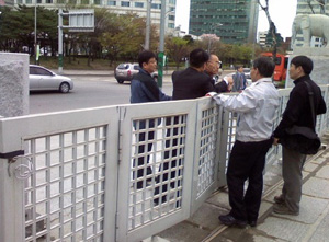 ▲ 봉은사 밖으로 끌려나온 어버이연합 회원 ⓒ 뉴데일리