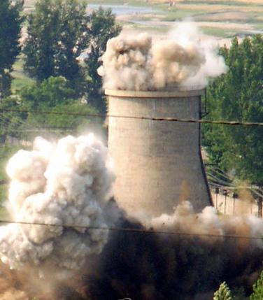 ▲ 북한 영변 핵시설 냉각탑 폭파(2008.6).