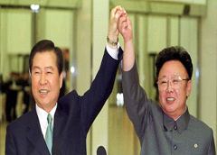 ▲ 평양을 방문한 김대중 전대통령과 김정일 북한국방위원장.ⓒ 뉴데일리