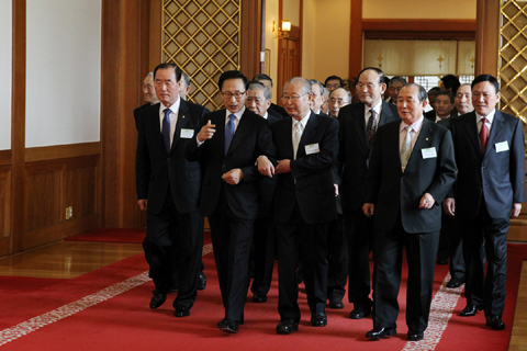 ▲ 이명박 대통령은 22일 낮 청와대에서 박세환 재향군인회 회장, 백선엽 예비역 대장 등 군 원로들과 오찬 간담회를 갖고 천안함 침몰 사태에 대한 의견을 경청했다. ⓒ 뉴데일리 <=청와대 제공>