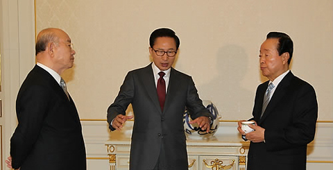 ▲ 이명박 대통령이 23일 낮 청와대로 전두환, 김영삼 전 대통령을 초청해 오찬을 함께 하기에 앞서 티타임을 갖고 환담하고 있다. ⓒ 연합뉴스