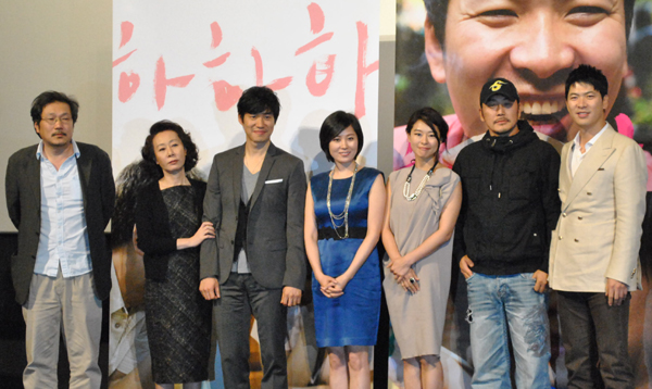 ▲ 영화 '하하하' 언론시사회 현장(왼쪽부터 홍상수 감독, 윤여정, 유준상, 문소리, 예지원, 김영호, 김상경) ⓒ 뉴데일리