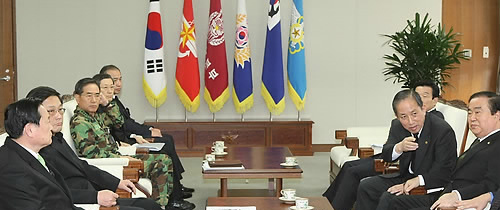 ▲ 민주당내 천안함 침몰 진상규명위원회 소속 의원들이 23일 오후 국방부를 방문, 천안함 침몰 당시의 통신 기록과 민군합동조사단의 원인 조사 과정 공개를 요청하며 김태영 국방장관을 면담하고 있다 ⓒ 사진공동취재단