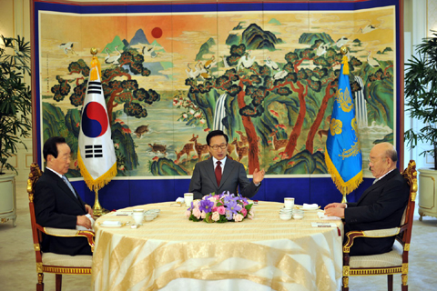 ▲ 이명박 대통령이 23일 오후 전두환·김영삼 전 대통령을 청와대로 초청, 오찬을 겸한 간담회를 갖고 천안함 침몰사태를 비롯한 남북관계 전반에 대해 논의했다. ⓒ 뉴데일리 <=청와대 제공>