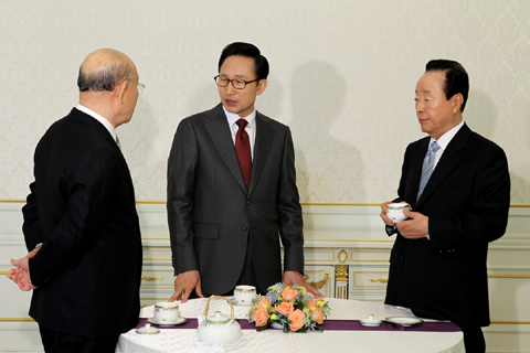 ▲ 이명박 대통령이 23일 오후 전두환·김영삼 전 대통령을 청와대로 초청, 오찬을 겸한 간담회를 갖고 천안함 침몰사태를 비롯한 남북관계 전반에 대해 논의했다. ⓒ 뉴데일리 <=청와대 제공>