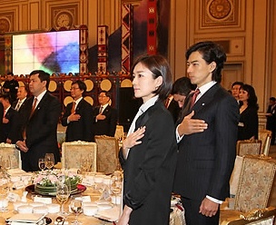 ▲ 22일 저녁 청와대에서 열린 누르술탄 나자르바예프 카자흐스탄 대통령 환영만찬에 참석한 탤런트 송일국과 오연수씨가 국민의례를 하고 있다.  ⓒ 연합뉴스