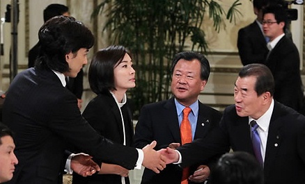 ▲ 22일 저녁 청와대에서 열린 누르술탄 나자르바예프 카자흐스탄 대통령 환영만찬에 참석한 탤런트 송일국과 오연수가 김중겸 현대건설 사장, 이기수 고려대 총장 등 참석자들과 인사를 나누고 있다.  ⓒ 연합뉴스 