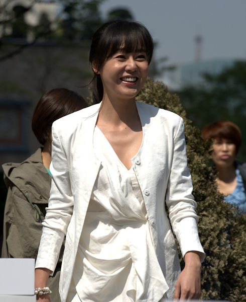 ▲ 월드스타 김윤진이 25일 오전 서울 소공동 롯데백화점 본점 야외광장에 마련된 유브이 퍼펙트 자외선차단제 아시아 판매 1500만개 돌파 행사에 들어서고 있다. ⓒ&nbsp;박지현 기자&nbsp;