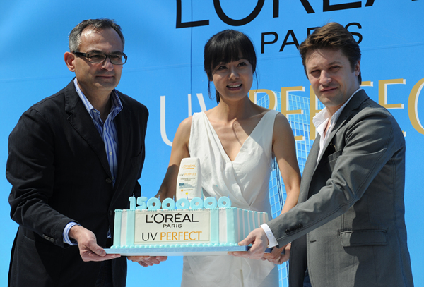▲ 월드스타 김윤진이 25일 오전 서울 소공동 롯데백화점 본점 야외광장에서 열린 유브이 퍼펙트 자외선차단제 아시아 판매 1500만개 돌파 행사에 참여, 리차드 생베르 로레알 코리아 대표이사(좌), 니꼴라 베르나르 부이시에르 로레알 코리아 전무이사와 함께 기념 사진을 촬영하고 있다.&nbsp; ⓒ&nbsp;박지현 기자&nbsp;