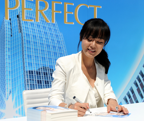 ▲ 월드스타 김윤진이&nbsp; 25일 오전 서울 소공동 롯데백화점 본점 야외광장에서 열린 유브이 퍼펙트 자외선차단제 아시아 판매 1500만개 돌파 행사에 참석, 행사장을 방문한 고객들에게 싸인을 하고 있다.&nbsp;ⓒ 박지현 기자