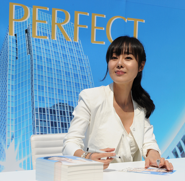 ▲ 월드스타 김윤진이&nbsp; 25일 오전 서울 소공동 롯데백화점 본점 야외광장에서 열린 유브이 퍼펙트 자외선차단제 아시아 판매 1500만개 돌파 행사에 참석, 행사장을 방문한 고객들에게 싸인을 하고 있다. ⓒ 박지현 기자