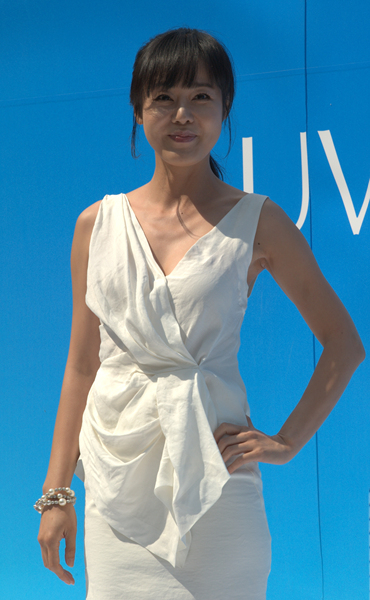 ▲ 월드스타 김윤진이 25일 오전 서울 소공동 롯데백화점 본점 야외광장에서 열린 유브이 퍼펙트 자외선차단제 아시아 판매 1500만개 돌파 행사에 참여해 포토월 앞에서 포즈를 취하고 있다. ⓒ 박지현 기자