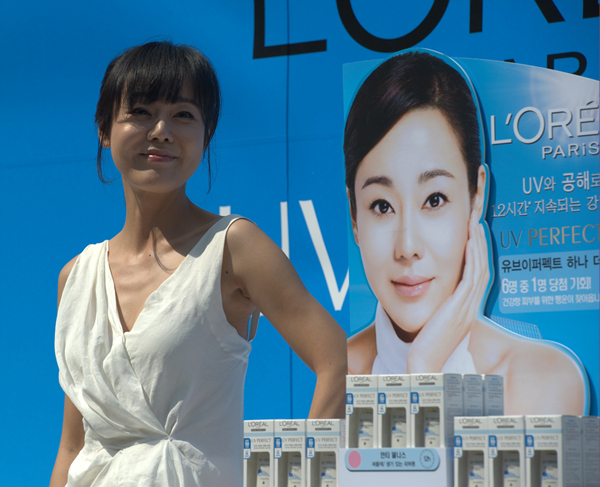 ▲ 월드스타 김윤진이 25일 오전 서울 소공동 롯데백화점 본점 야외광장에서 열린 유브이 퍼펙트 자외선차단제 아시아 판매 1500만개 돌파 행사에 참여, 유브이 퍼펙트 제품을 들고 포즈를 취하고 있다. ⓒ&nbsp;박지현 기자&nbsp;