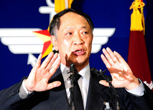 ▲ 민군 합동조사단 윤덕용 공동조사단장이 25일 국방부에서 기자회견을 하고 있다. ⓒ&nbsp;연합뉴스