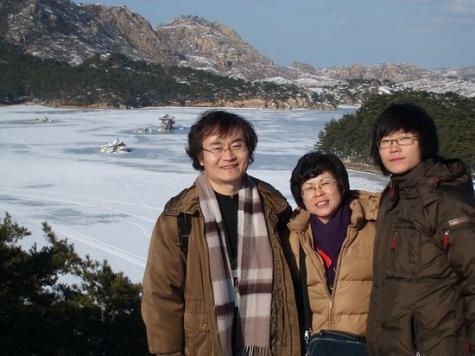 ▲ '남성 전업주부' 심양섭 가족, 아내와 아들. ⓒ 뉴데일리