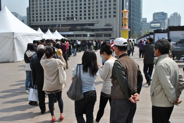 ▲ 25일 서울시청 앞 서울광장에 희생 장병들을 위한 시민분향소가 마련된 가운데 헌화&middot;분향을 하려는 시민들이 길게 늘어서 있다. &nbsp;ⓒ 뉴데일리