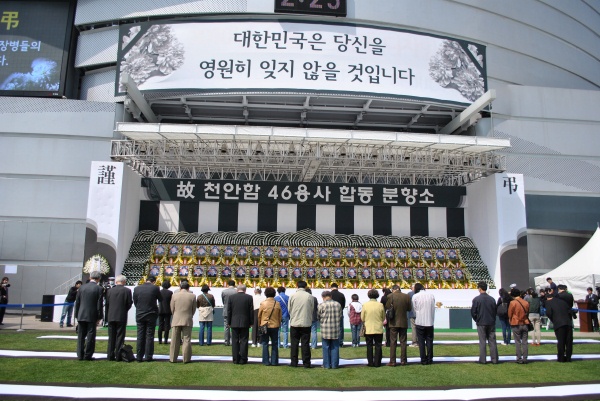 ▲ 시민분향소 앞에서 묵념을 하고 있는 시민들. ⓒ 뉴데일리