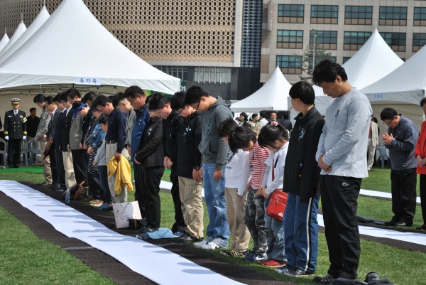 ▲ 시민분향소 앞에서 묵념을 하고 있는 시민들. ⓒ 뉴데일리