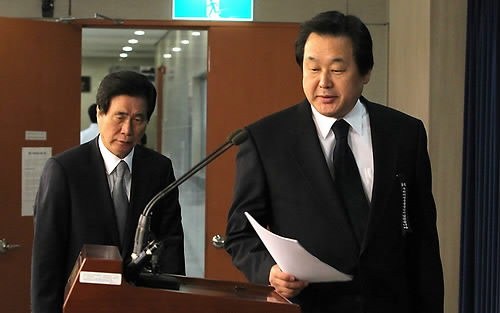 ▲ 김무성 의원이 한나라당 원내대표 출마 기자회견을 하기 위해 26일 오전 국회 정론관에 들어서고 있다. 왼쪽은 러닝메이트인 고흥길 의원.ⓒ연합뉴스