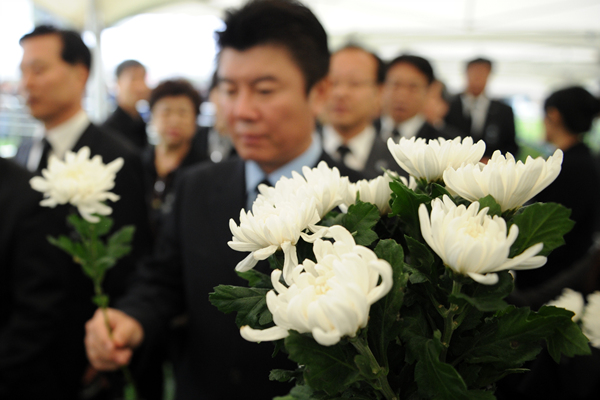 ▲ 시민들이&nbsp;순국장병들을 애도하기 위해 국화꽃을 받아 들고 합동 분향소로 향하고 있다.&nbsp; ⓒ 김상엽 기자&nbsp;