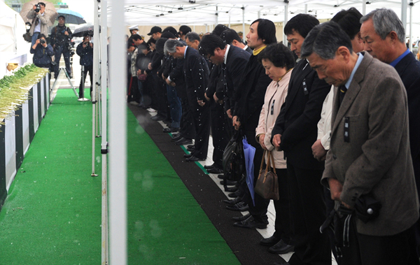 ▲ 추모객들이 순국장병들의 영정과 위패 앞에 나와 묵념을 하고 있다. ⓒ 김상엽 기자&nbsp;