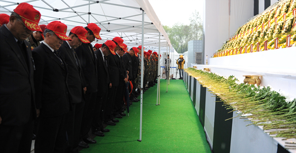 ▲ 해병대전우회 서울연합회원들이 묵념을 하며 순국장병들의 넋을 기리고 있다.&nbsp; ⓒ 김상엽&nbsp;기자