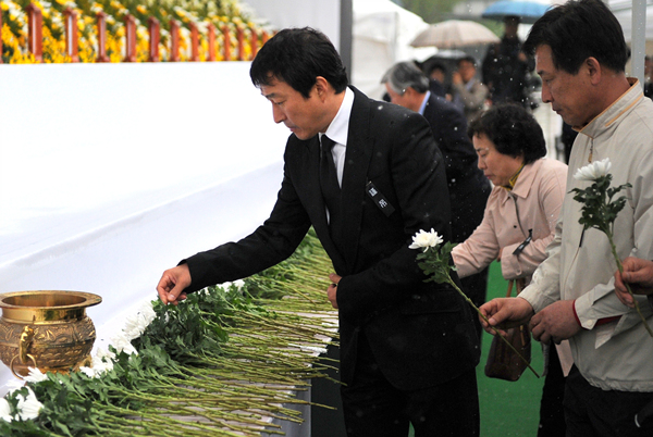 ▲ 탤런트 이재룡(가운데)이 숙연한 표정으로 순국장병들에게 헌화를 하고 있다.&nbsp; ⓒ&nbsp;김상엽 기자&nbsp;