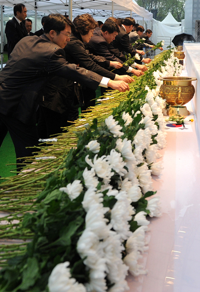 ▲ 궂은 날씨에도 불구, 조문객들이 순국장병들을 기리며 헌화를 하는 모습.&nbsp; ⓒ&nbsp;김상엽 기자&nbsp;