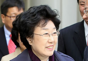 ▲ '5만 달러 뇌물수수혐의 결심 공판'이 열린 지난 2일 오전 한명숙 전 총리가 서초동 서울중앙지법으로 들어가고 있는 모습 ⓒ연합뉴스