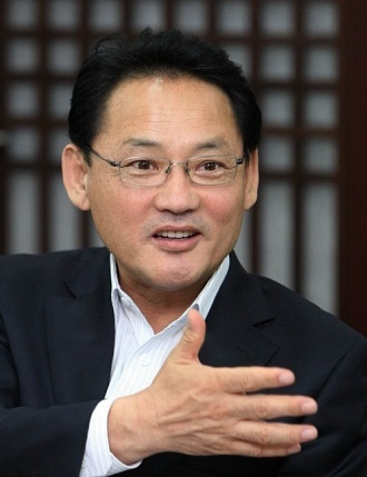 ▲ 브리핑에서 미인증 아이패드를 사용, 논란을 빚고 있는 문화체육관광부 유인촌 장관 ⓒ 자료사진