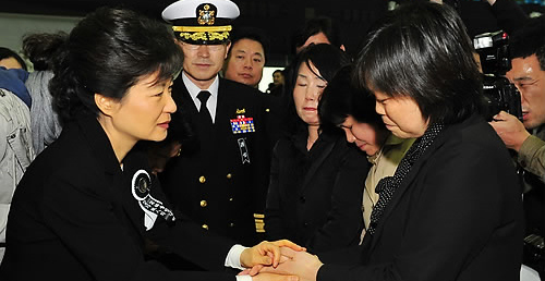 ▲ 27일 오전 한나라당 박근혜 전 대표가 경기도 평택 해군2함대 체육관에 마련된 '천안함 46용사 합동분향소'를 방문, 조문을 마친뒤 유가족들을 위로하고 있다 ⓒ사진공동취재단