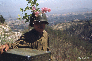 ▲ 진달래꽃을 철모에 꽂은 병사모습 ⓒ John Rich