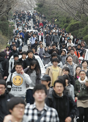 ▲ 지난 10일 9급 공무원 공개경쟁채용시험을 치른 수험생들이 학교를 나서고 있다 ⓒ&nbsp;연합뉴스