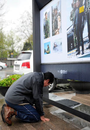 ▲ 故 한준호 준위 사진 앞에서 오열하는 후임병 ⓒ 박지현 기자