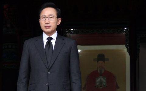 ▲ 이명박 대통령이 27일 오후 충남 아산 현충사를 방문해 충무공 이순신 영정이 모셔진 본전에서 참배를 마친 뒤 돌아서고 있다. ⓒ 연합뉴스