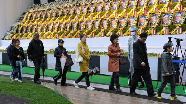 ▲ 27일 서울광장 분향소를 찾은 시민들 ⓒ 박지현 기자 
