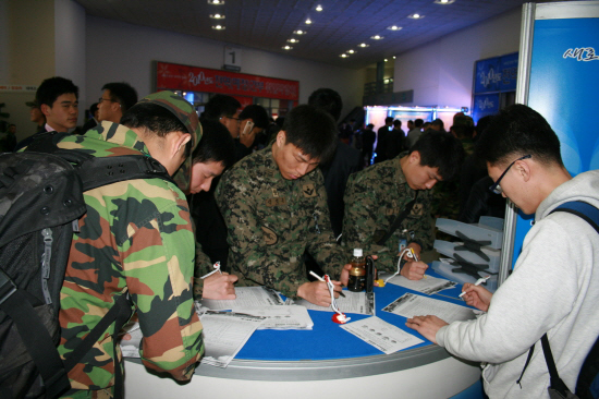 ▲ 29일 서울무역전시장에서 열린 '전역(예정)간부 취업박람회'에 참가하기 위해 군인들이 참가등록을 하고 있다. ⓒ&nbsp;인크루트