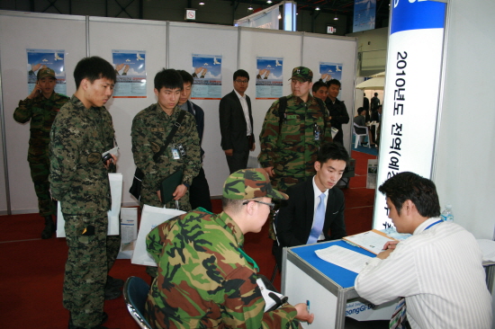 ▲ 29일 서울무역전시장에서 열린 '전역(예정)간부 취업박람회'에서 군인들이 현장면접을 보기 위해 대기하고 있다 ⓒ&nbsp;인크루트