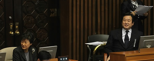 ▲ 한나라당 김무성 의원이 28일 오후 국회 본회의에서 박근혜 전 대표에게 다가가 인사한 뒤 자리로 돌아가 앉아 있다 ⓒ연합뉴스
