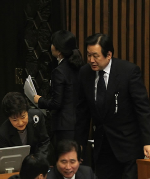 ▲ 한나라당 김무성의원이 28일 오후 국회 본회의에서 박근혜 전 대표에게 다가가 인사하고 있다 ⓒ연합뉴스