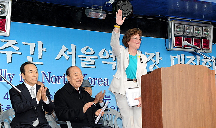 ▲ 북한자유주간 2010 서울대회에 참석한 (오른쪽부터)수잔솔티 대표, 김현욱 이사장 ⓒ 박지현기자